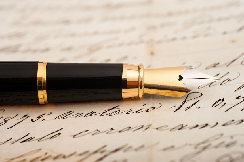 Kalligrafiepen schrijft sierletters op papier
